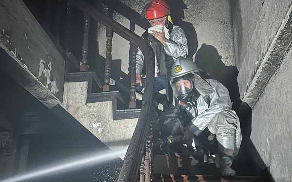 Kịp thời giải cứu ba người mắc kẹt trong đám cháy lúc rạng sáng - Ảnh 3. Kịp thời giải cứu ba người mắc kẹt trong đám cháy lúc rạng sáng - Ảnh 3.