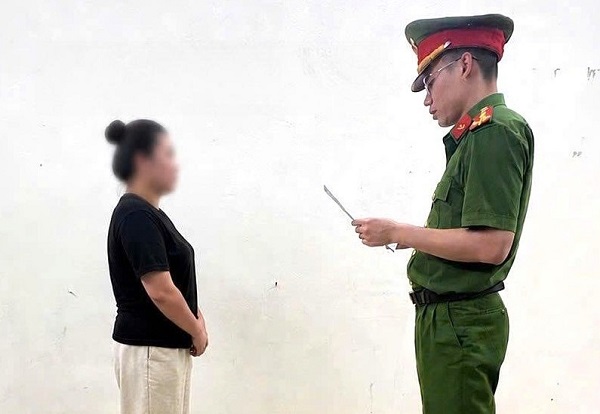 Ninh Bình: Bắt quả tang 'kiều nữ' 9X tàng trữ sừng tê giác trắng quý hiếm- Ảnh 1. Ninh Bình: Bắt quả tang 'kiều nữ' 9X tàng trữ sừng tê giác trắng quý hiếm- Ảnh 1.