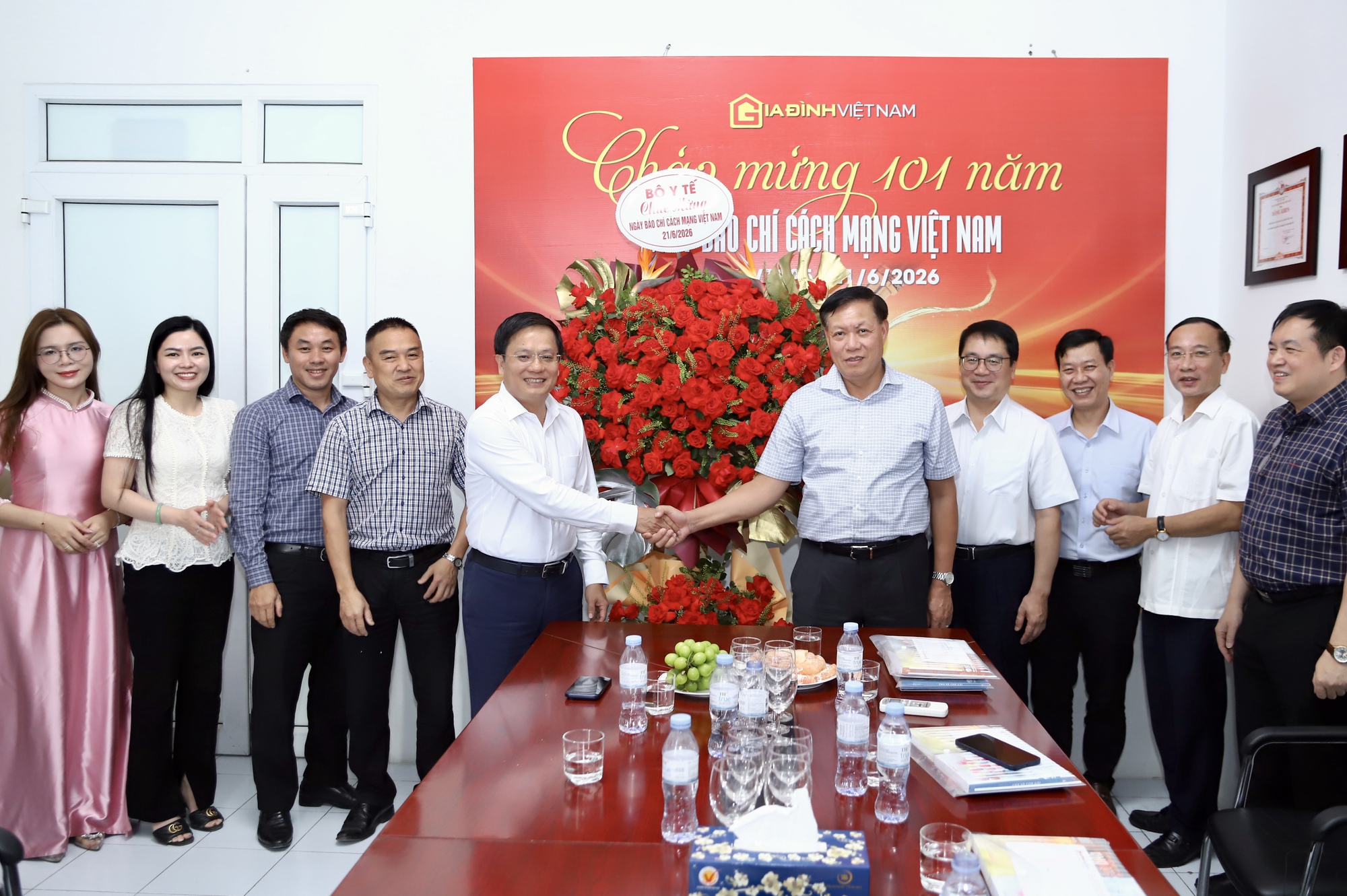Thứ trưởng Bộ Y tế Đỗ Xuân Tuyên chúc mừng Tạp chí Gia đình Việt Nam nhân dịp 101 năm Ngày Báo chí Cách mạng Việt Nam - Ảnh 1.