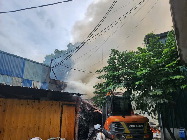 Hà Nội: Cháy kho chứa đồ thể thao, nhiều hàng hóa vừa nhập bị thiêu rụi- Ảnh 1. Hà Nội: Cháy kho chứa đồ thể thao, nhiều hàng hóa vừa nhập bị thiêu rụi- Ảnh 1.