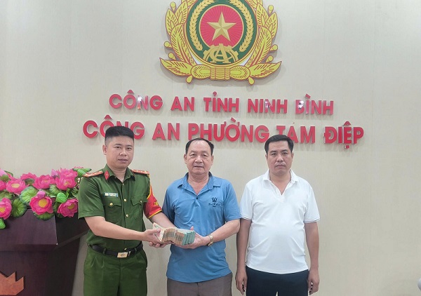 Đi làm sáng sớm, người đàn ông nhặt được nửa tỷ đồng trong chiếc cặp màu tím- Ảnh 1. Đi làm sáng sớm, người đàn ông nhặt được nửa tỷ đồng trong chiếc cặp màu tím- Ảnh 1.