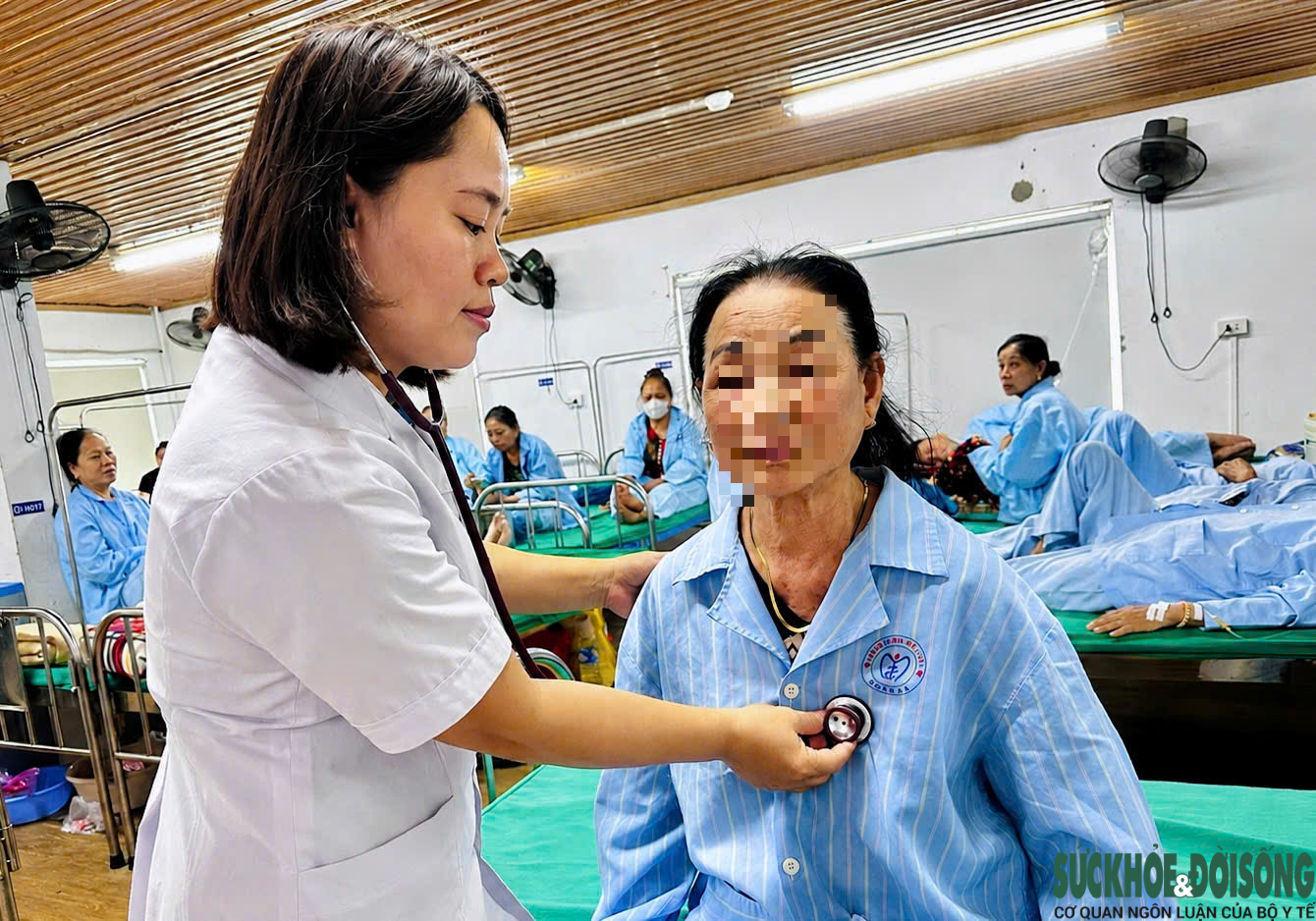 Ẩn họa từ những gói thuốc đông y gia truyền được quảng cáo ‘uống là khỏi’- Ảnh 1. Ẩn họa từ những gói thuốc đông y gia truyền được quảng cáo ‘uống là khỏi’- Ảnh 1.