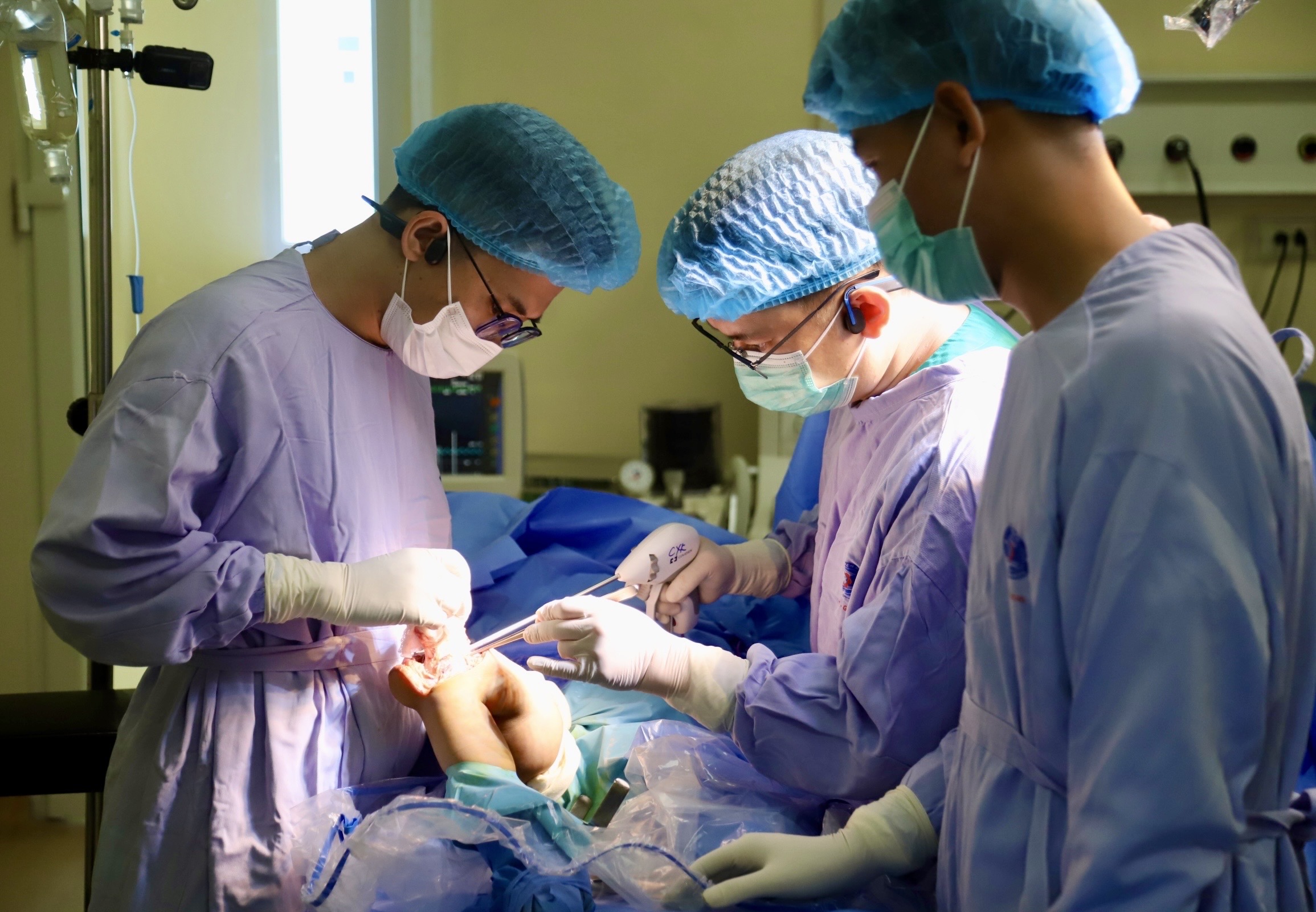 Bước tiến mới trong điều trị ung thư xương trẻ em: Thay khớp tăng trưởng nhân tạo cho bệnh nhi 6 tuổi- Ảnh 2. Bước tiến mới trong điều trị ung thư xương trẻ em: Thay khớp tăng trưởng nhân tạo cho bệnh nhi 6 tuổi- Ảnh 2.