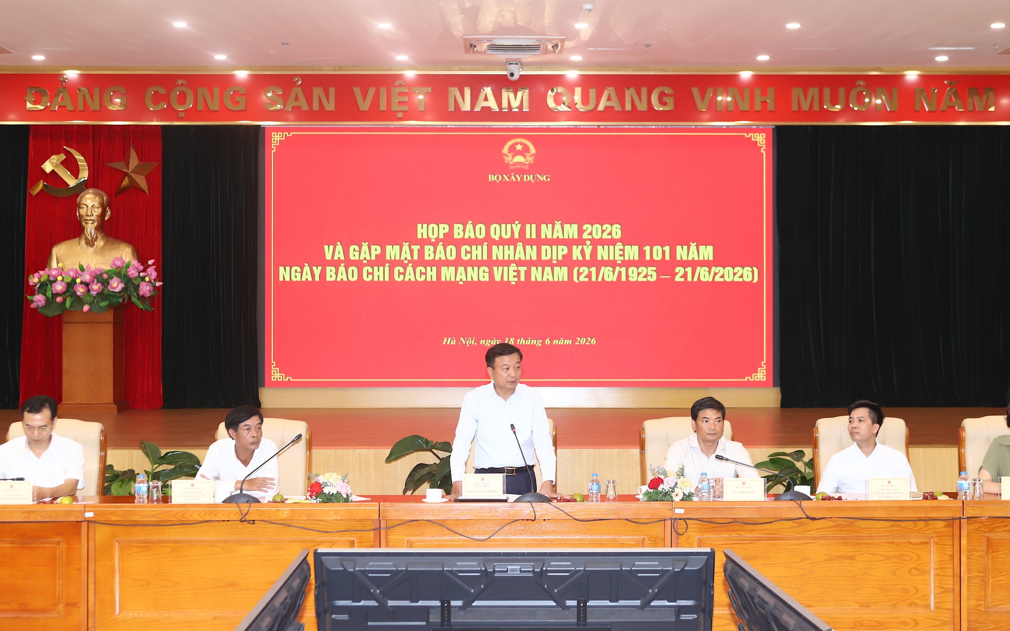 Giá nhà ngày càng cao, nhà ở cho thuê có phải là lời giải cho người lao động?- Ảnh 1. Giá nhà ngày càng cao, nhà ở cho thuê có phải là lời giải cho người lao động?- Ảnh 1.