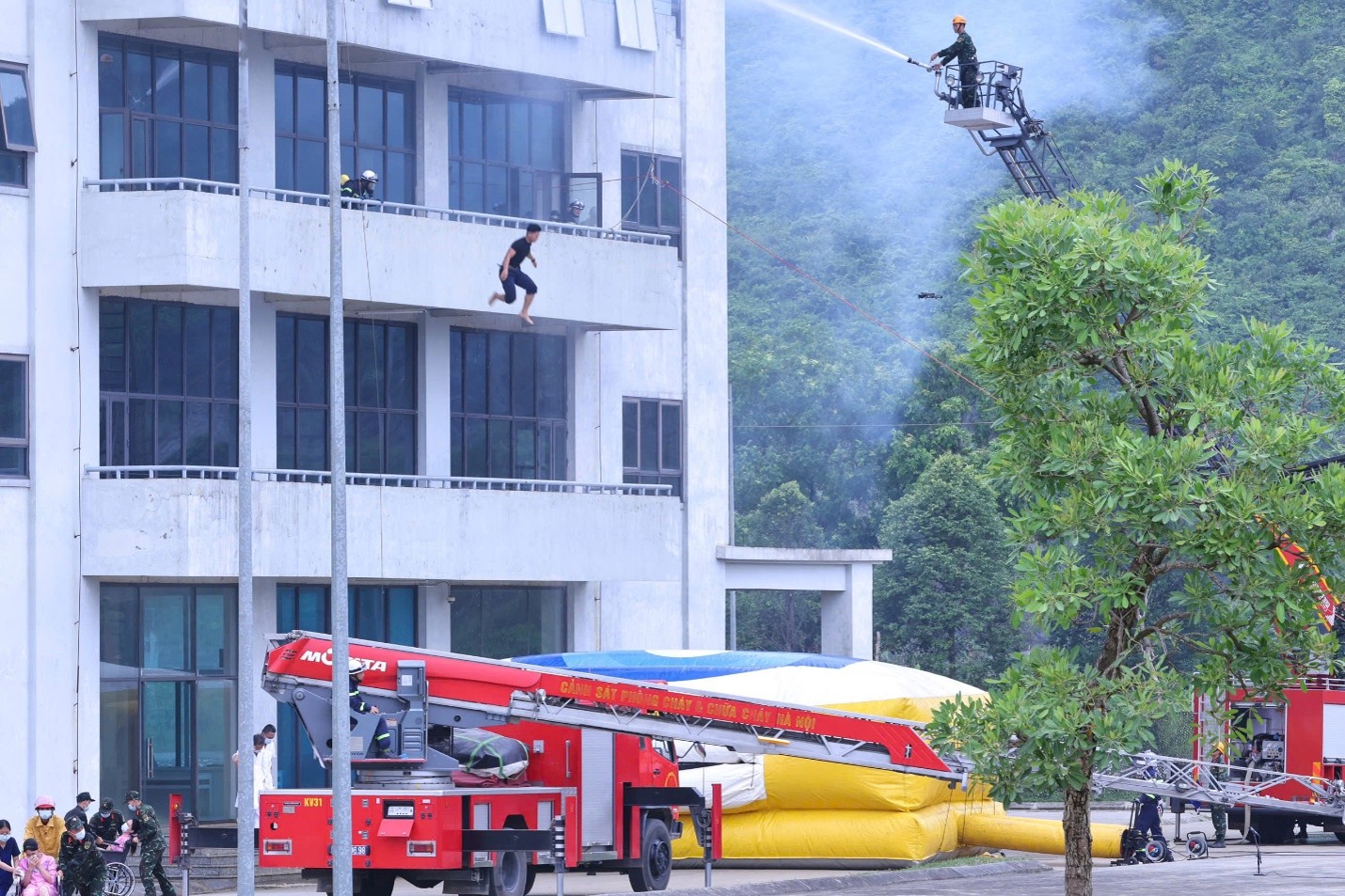 Nâng cao năng lực ứng phó với các tình huống khẩn cấp y tế- Ảnh 4. Nâng cao năng lực ứng phó với các tình huống khẩn cấp y tế- Ảnh 4.