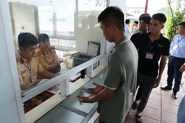 Đề xuất không đổi bằng lái cho người chưa nộp phạt vi phạm giao thông- Ảnh 1. Đề xuất không đổi bằng lái cho người chưa nộp phạt vi phạm giao thông- Ảnh 1.
