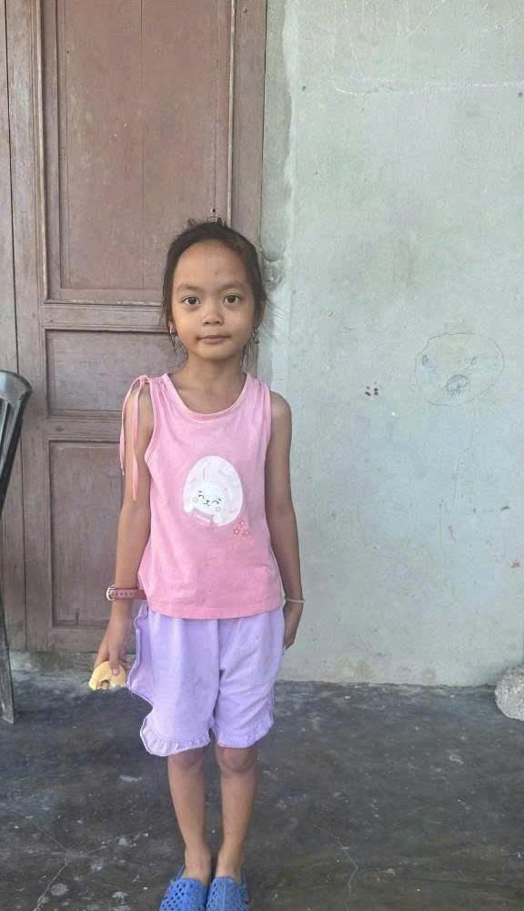 Bé gái 7 tuổi chỉ nặng hơn 12 kilogram vì bệnh tim bẩm sinh mong được điều trị- Ảnh 1.
