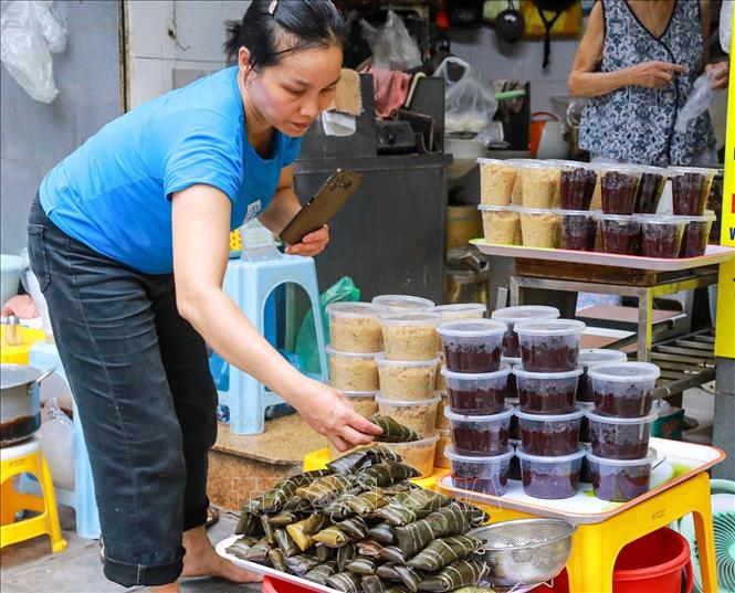 Nhộn nhịp chợ Tết Đoan Ngọ- Ảnh 10. Nhộn nhịp chợ Tết Đoan Ngọ- Ảnh 10.