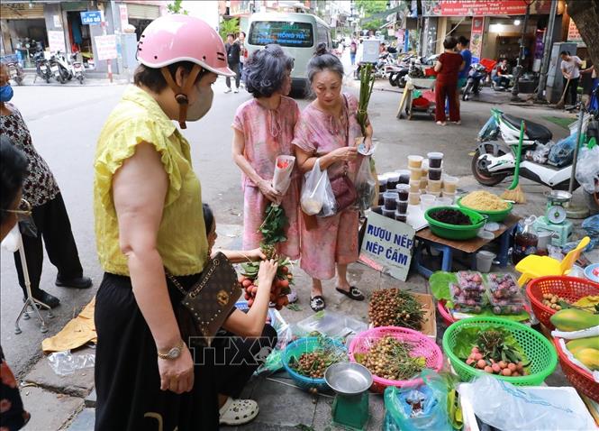 Nhộn nhịp chợ Tết Đoan Ngọ- Ảnh 11. Nhộn nhịp chợ Tết Đoan Ngọ- Ảnh 11.
