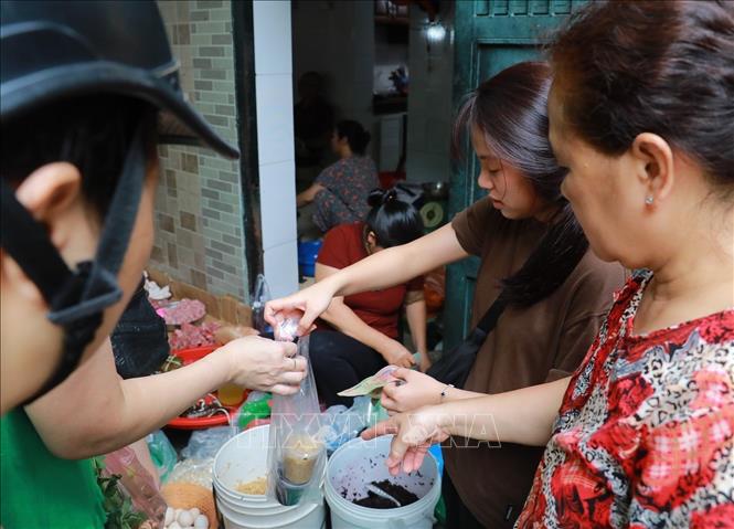 Nhộn nhịp chợ Tết Đoan Ngọ- Ảnh 9. Nhộn nhịp chợ Tết Đoan Ngọ- Ảnh 9.