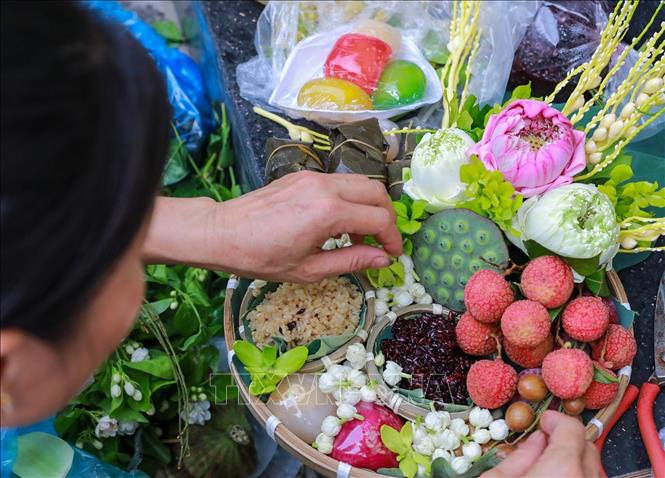 Nhộn nhịp chợ Tết Đoan Ngọ- Ảnh 1. Nhộn nhịp chợ Tết Đoan Ngọ- Ảnh 1.