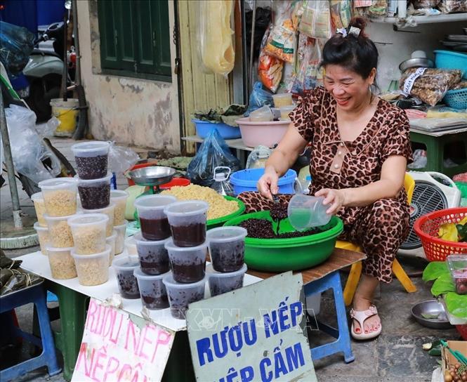 Nhộn nhịp chợ Tết Đoan Ngọ- Ảnh 2. Nhộn nhịp chợ Tết Đoan Ngọ- Ảnh 2.