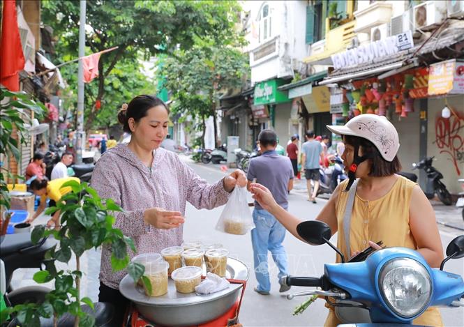 Nhộn nhịp chợ Tết Đoan Ngọ- Ảnh 4. Nhộn nhịp chợ Tết Đoan Ngọ- Ảnh 4.