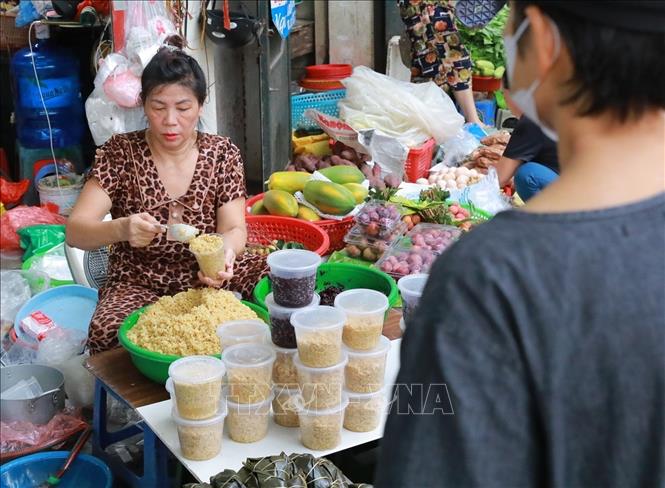 Nhộn nhịp chợ Tết Đoan Ngọ- Ảnh 6. Nhộn nhịp chợ Tết Đoan Ngọ- Ảnh 6.