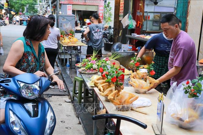 Nhộn nhịp chợ Tết Đoan Ngọ- Ảnh 8. Nhộn nhịp chợ Tết Đoan Ngọ- Ảnh 8.