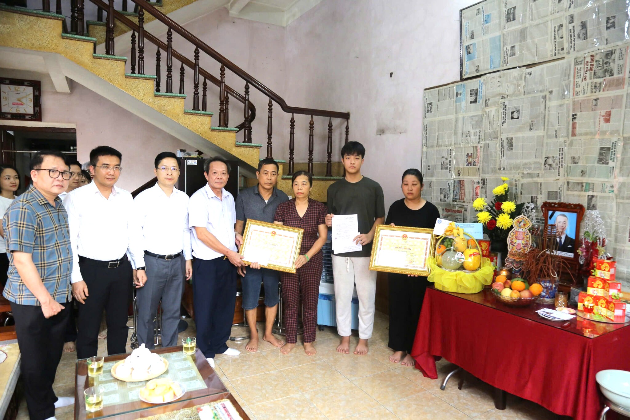 Trao bằng khen cho cá nhân, gia đình có nghĩa cử hiến tạng cứu người - Ảnh 1. Trao bằng khen cho cá nhân, gia đình có nghĩa cử hiến tạng cứu người - Ảnh 1.