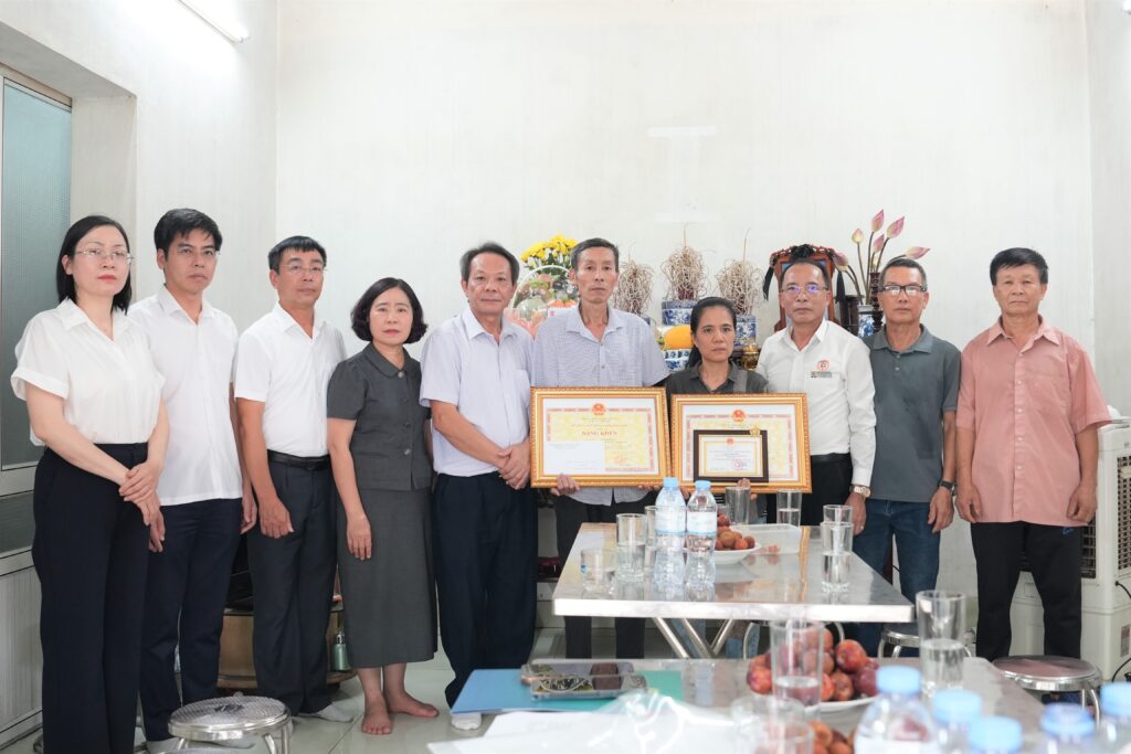 Trao bằng khen cho cá nhân, gia đình có nghĩa cử hiến tạng cứu người - Ảnh 2. Trao bằng khen cho cá nhân, gia đình có nghĩa cử hiến tạng cứu người - Ảnh 2.
