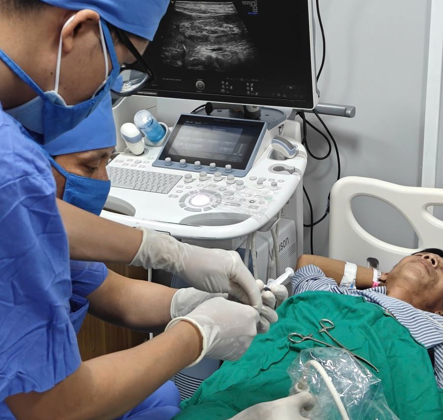 Người đàn ông bị tăm tre đâm thủng đại tràng- Ảnh 1. Người đàn ông bị tăm tre đâm thủng đại tràng- Ảnh 1.