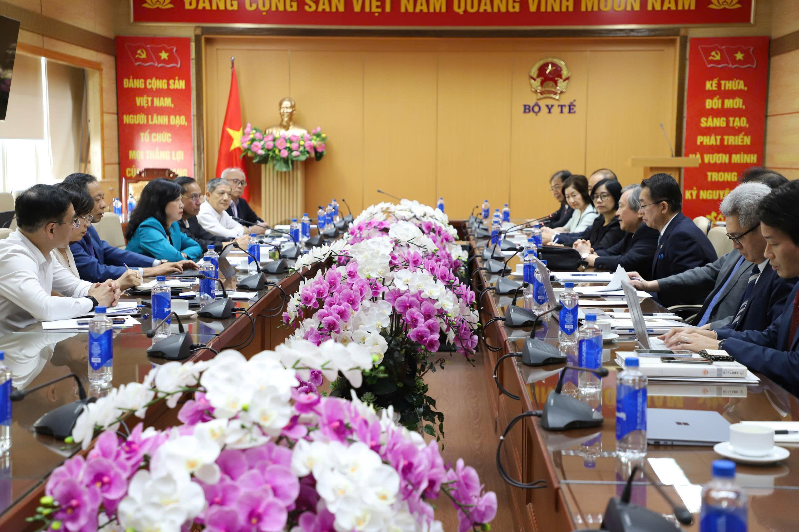 Bộ trưởng Đào Hồng Lan tiếp Chủ tịch trường Đại học Quốc tế Y tế phúc lợi Nhật Bản- Ảnh 3. Bộ trưởng Đào Hồng Lan tiếp Chủ tịch trường Đại học Quốc tế Y tế phúc lợi Nhật Bản- Ảnh 3.