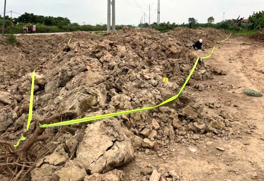 Tự ý đổ gần 170 tấn chất thải ra môi trường, người đàn ông bị khởi tố- Ảnh 1.