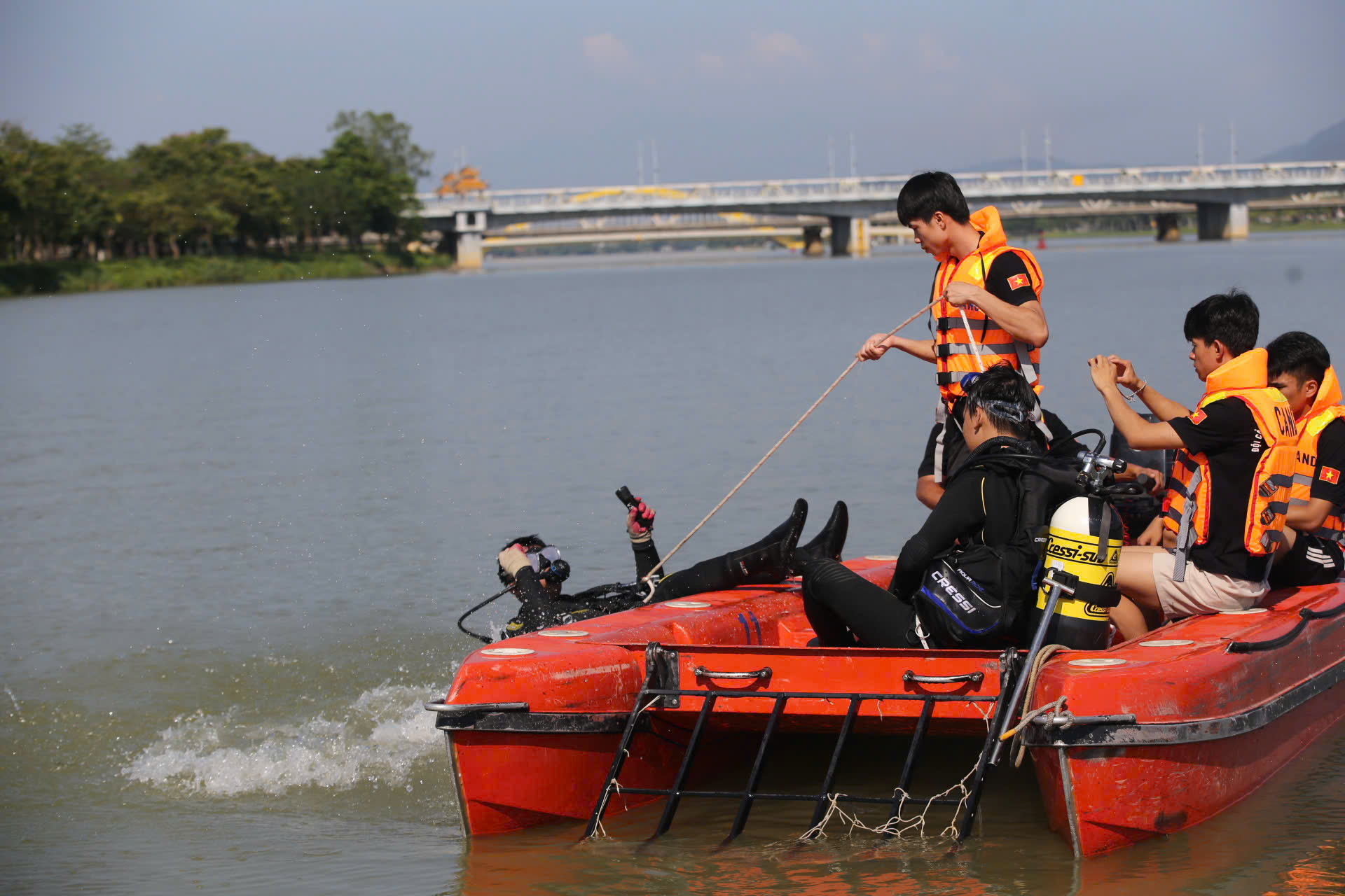 Nắng bỏng rát, xem cảnh sát luyện tập phương án cứu nạn dưới nước ở Huế- Ảnh 5. Nắng bỏng rát, xem cảnh sát luyện tập phương án cứu nạn dưới nước ở Huế- Ảnh 5.
