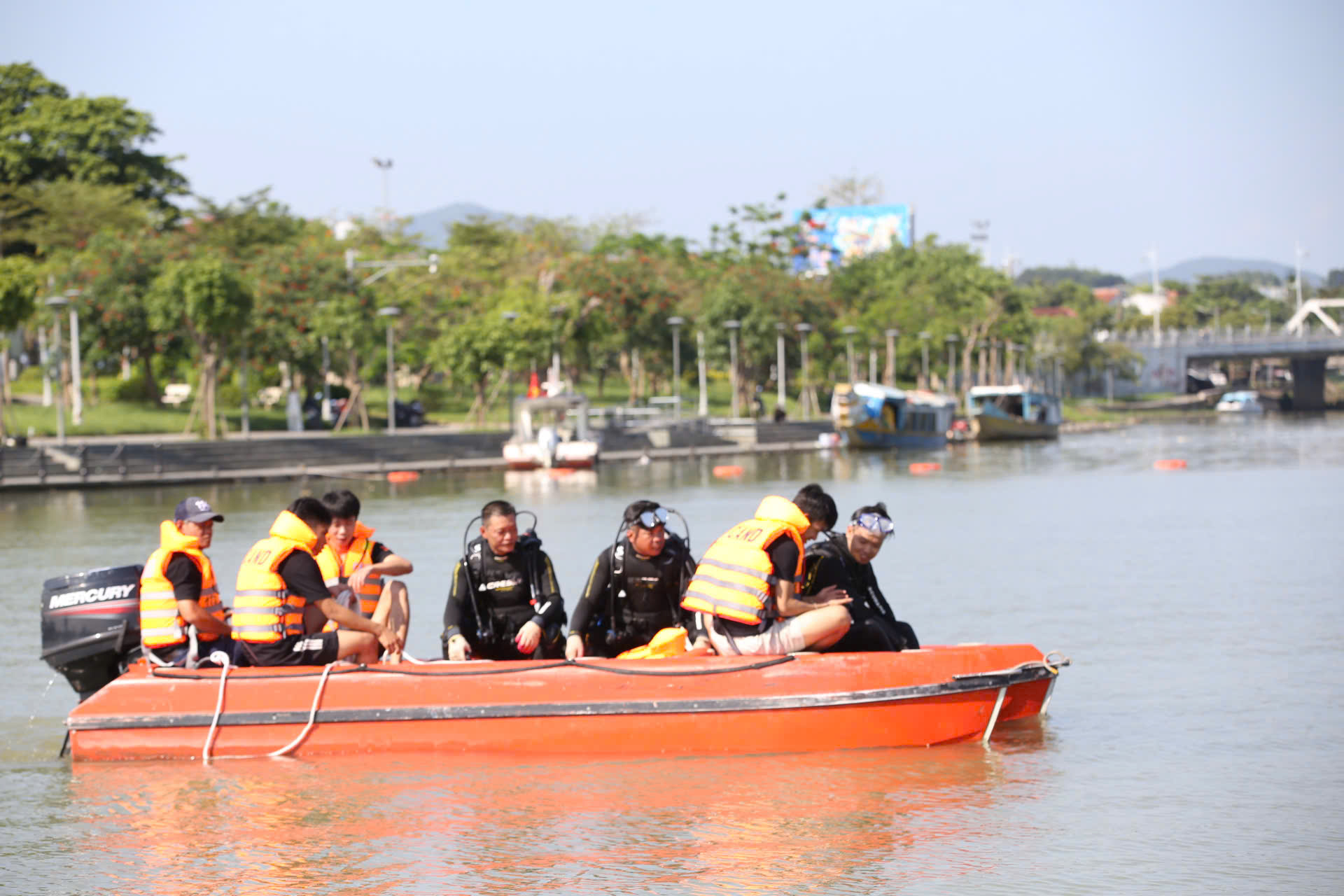Nắng bỏng rát, xem cảnh sát luyện tập phương án cứu nạn dưới nước ở Huế- Ảnh 3. Nắng bỏng rát, xem cảnh sát luyện tập phương án cứu nạn dưới nước ở Huế- Ảnh 3.