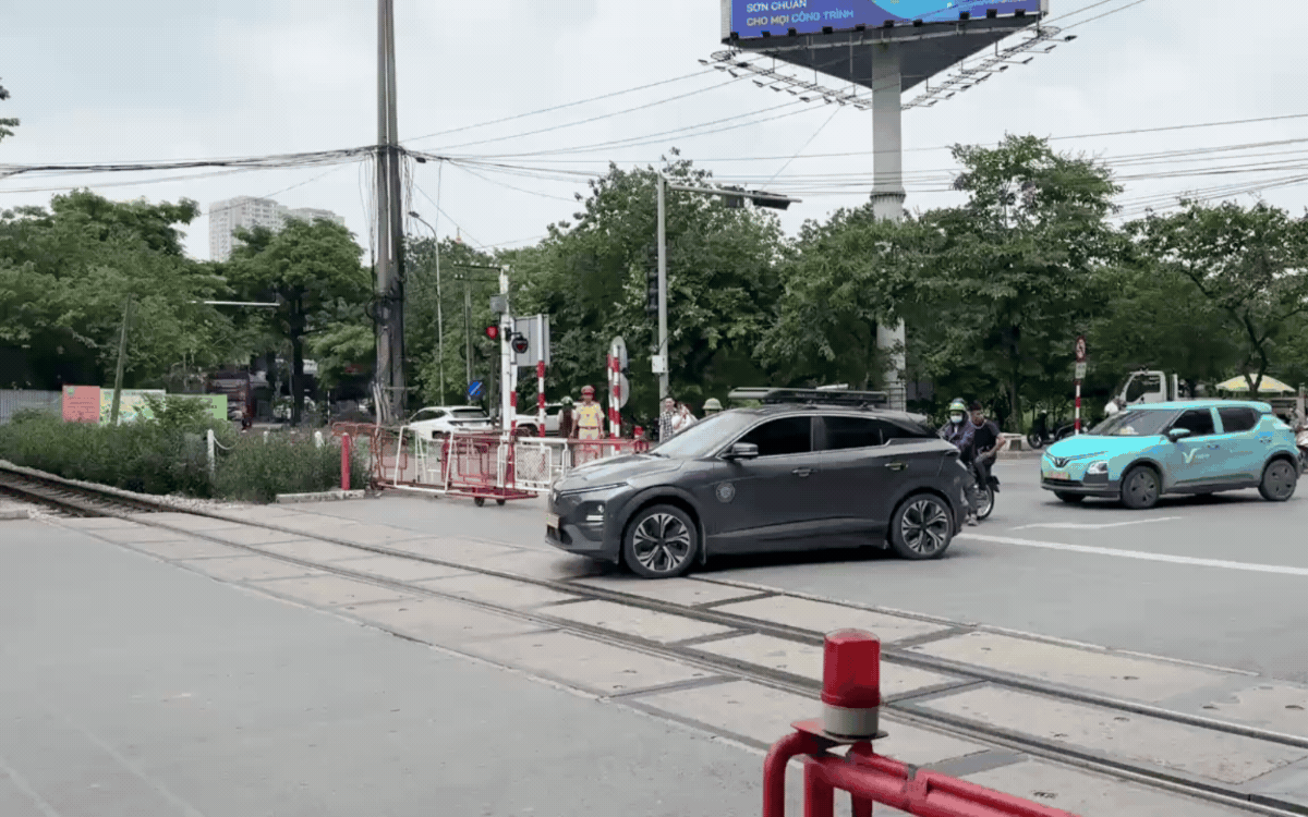Hà Nội tăng cường xử lý vi phạm đường sắt, chỉ ra thói quen chủ quan nhiều người vẫn mắc phải- Ảnh 2. Hà Nội tăng cường xử lý vi phạm đường sắt, chỉ ra thói quen chủ quan nhiều người vẫn mắc phải- Ảnh 2.