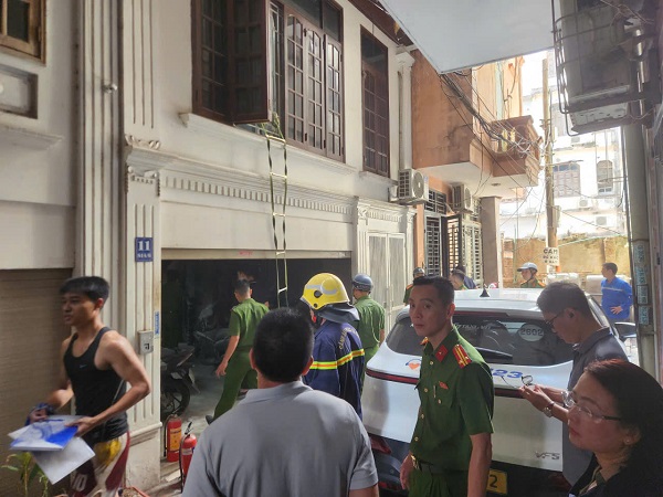 Dập tắt vụ cháy nhà trọ trong ngõ 814 đường Láng- Ảnh 1. Dập tắt vụ cháy nhà trọ trong ngõ 814 đường Láng- Ảnh 1.