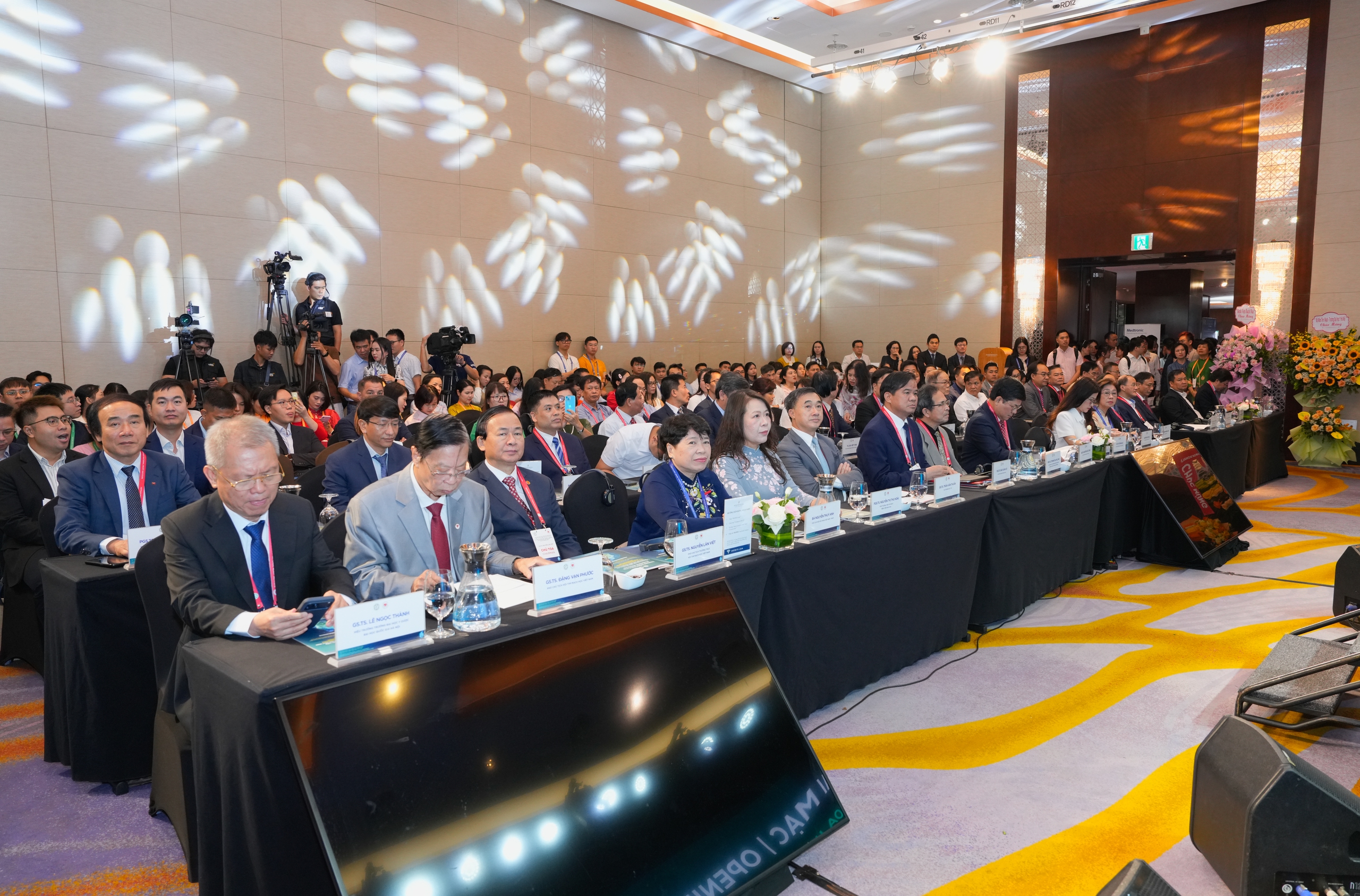 Tiên phong công nghệ, đột phá lâm sàng, kiến tạo kỷ nguyên mới cho tim mạch Việt Nam- Ảnh 2. Tiên phong công nghệ, đột phá lâm sàng, kiến tạo kỷ nguyên mới cho tim mạch Việt Nam- Ảnh 2.