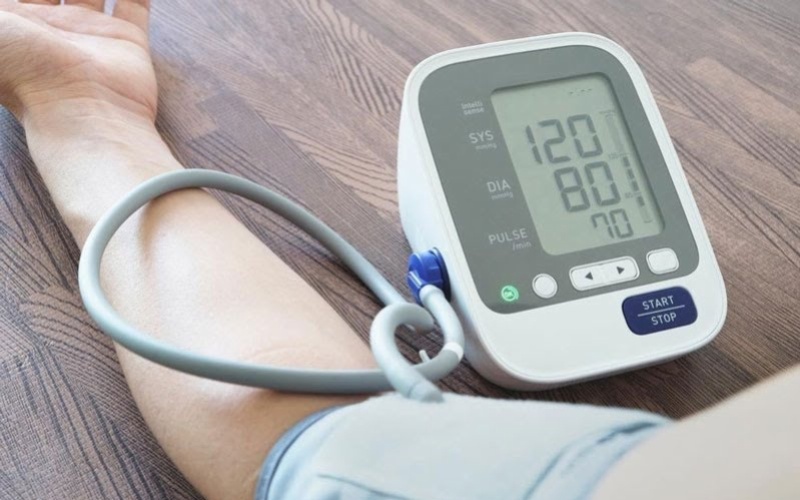 Uống thuốc ngày nắng nóng cần lưu ý gì để tránh mất nước và tụt huyết áp? - Ảnh 2.