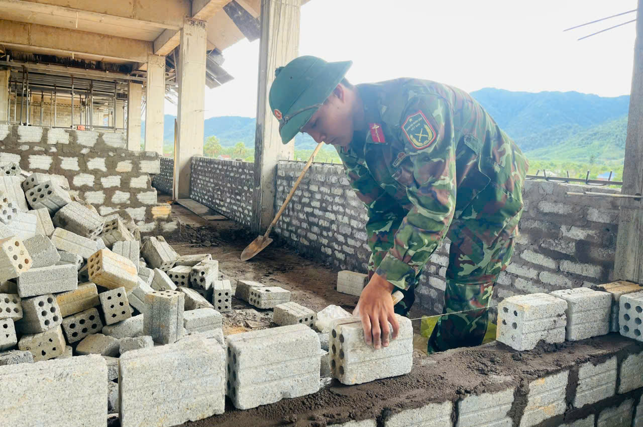 Quân đội tăng tốc hỗ trợ xây dựng trường học nội trú vùng cao ở Huế- Ảnh 5. Quân đội tăng tốc hỗ trợ xây dựng trường học nội trú vùng cao ở Huế- Ảnh 5.