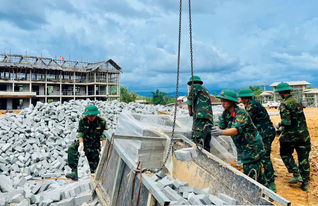 Quân đội tăng tốc hỗ trợ xây dựng trường học nội trú vùng cao ở Huế- Ảnh 10. Quân đội tăng tốc hỗ trợ xây dựng trường học nội trú vùng cao ở Huế- Ảnh 10.