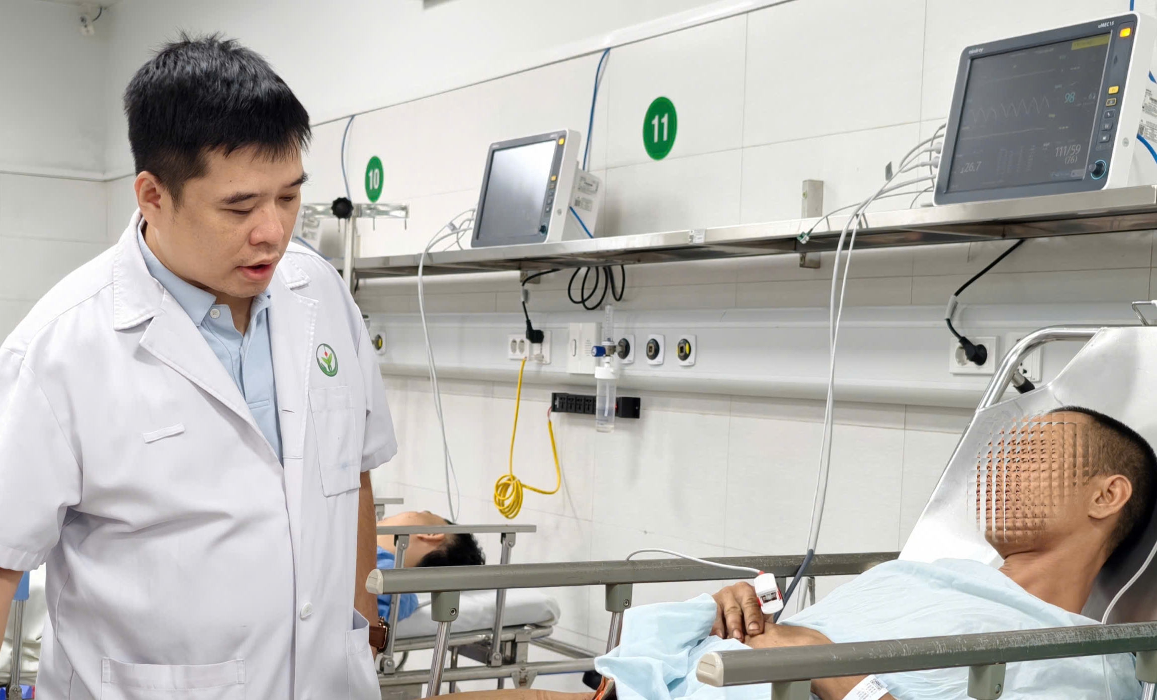 Phẫu thuật khẩn, cứu người đàn ông bị thanh xà beng dài 1,5 mét đâm xuyên đùi- Ảnh 2. Phẫu thuật khẩn, cứu người đàn ông bị thanh xà beng dài 1,5 mét đâm xuyên đùi- Ảnh 2.