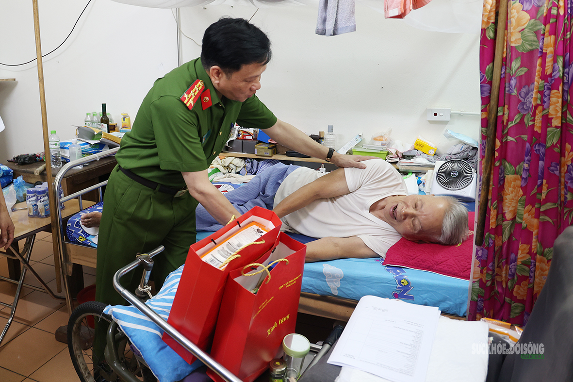 Nghĩa tình người lính trong chương trình thăm thương , bệnh binh năm 2026 - Ảnh 2. Nghĩa tình người lính trong chương trình thăm thương , bệnh binh năm 2026 - Ảnh 2.