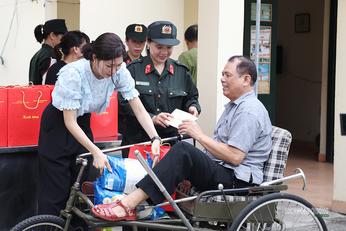 Nghĩa tình người lính trong chương trình thăm thương , bệnh binh năm 2026 - Ảnh 7. Nghĩa tình người lính trong chương trình thăm thương , bệnh binh năm 2026 - Ảnh 7.