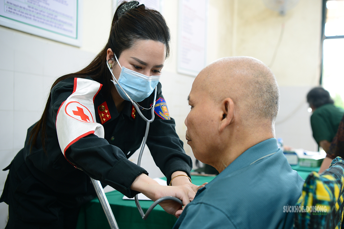 Nghĩa tình người lính trong chương trình thăm thương , bệnh binh năm 2026 - Ảnh 10. Nghĩa tình người lính trong chương trình thăm thương , bệnh binh năm 2026 - Ảnh 10.