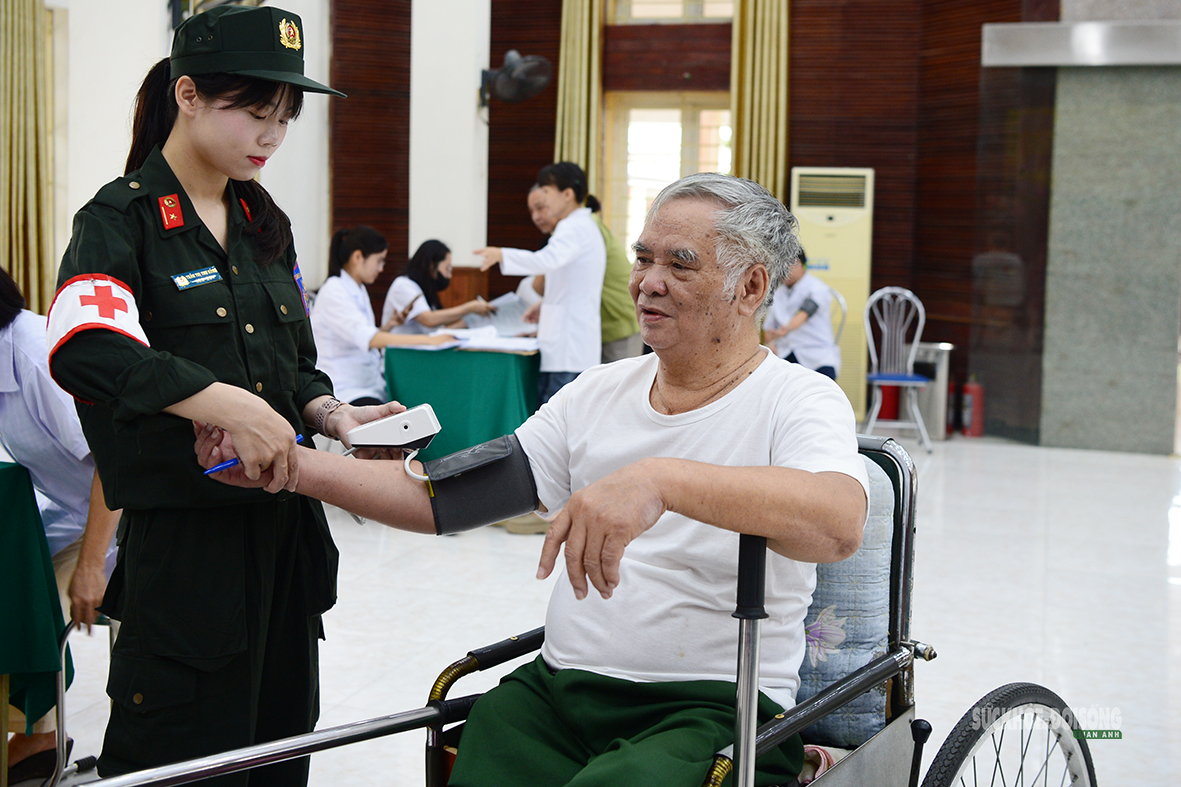 Nghĩa tình người lính trong chương trình thăm thương , bệnh binh năm 2026 - Ảnh 8. Nghĩa tình người lính trong chương trình thăm thương , bệnh binh năm 2026 - Ảnh 8.
