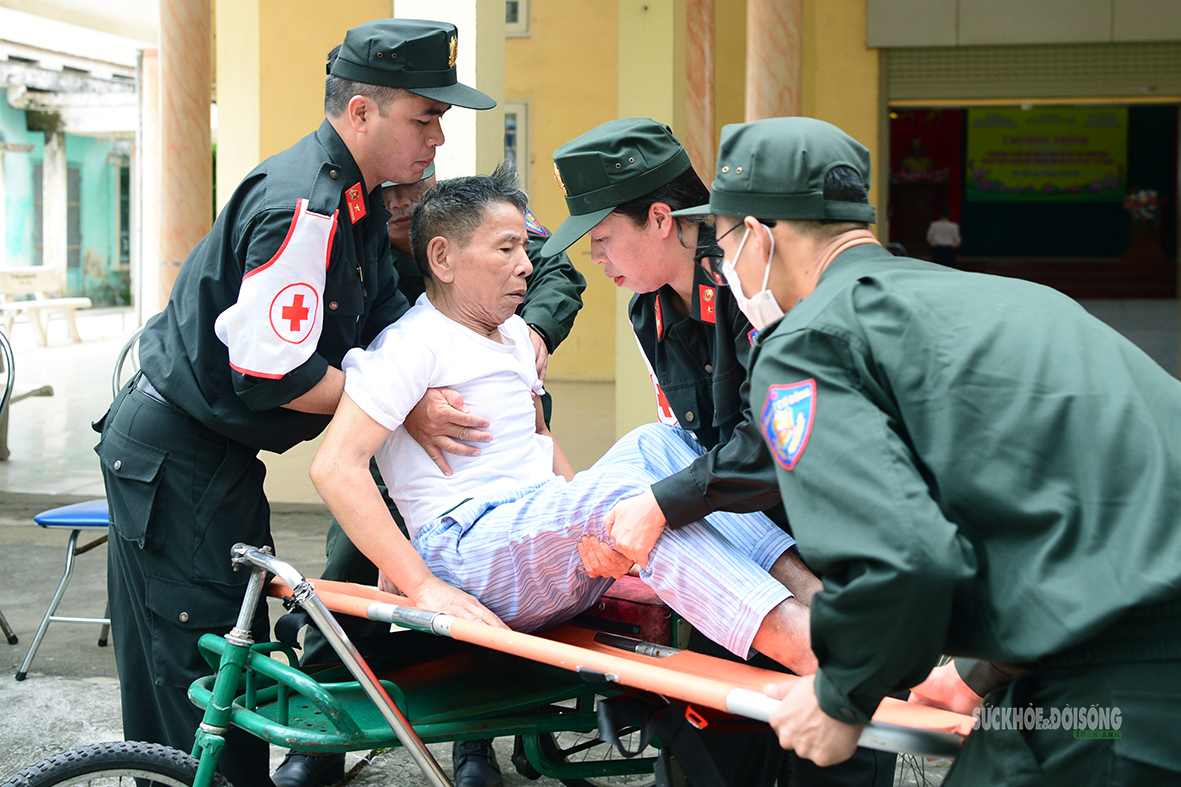 Nghĩa tình người lính trong chương trình thăm thương , bệnh binh năm 2026 - Ảnh 11. Nghĩa tình người lính trong chương trình thăm thương , bệnh binh năm 2026 - Ảnh 11.