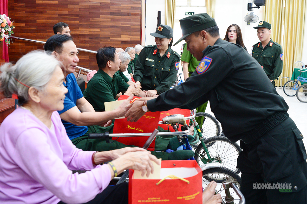 Nghĩa tình người lính trong chương trình thăm thương , bệnh binh năm 2026 - Ảnh 6. Nghĩa tình người lính trong chương trình thăm thương , bệnh binh năm 2026 - Ảnh 6.