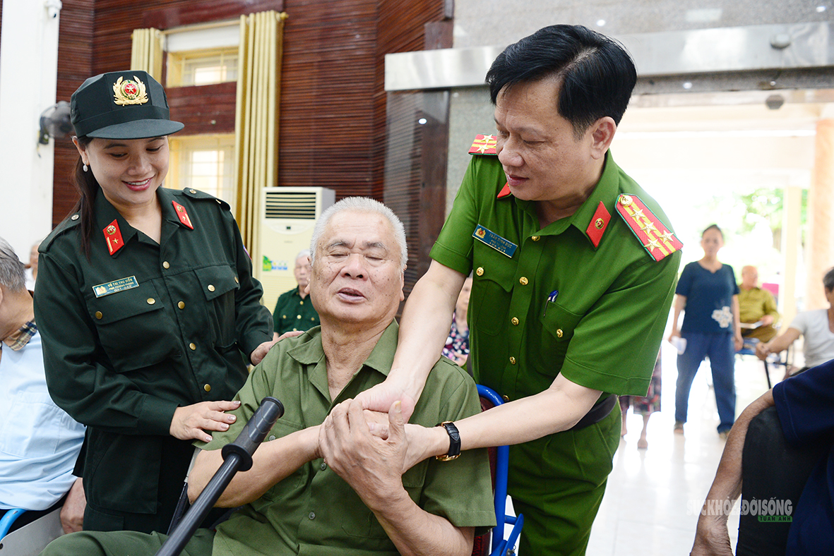 Nghĩa tình người lính trong chương trình thăm thương , bệnh binh năm 2026 - Ảnh 3. Nghĩa tình người lính trong chương trình thăm thương , bệnh binh năm 2026 - Ảnh 3.