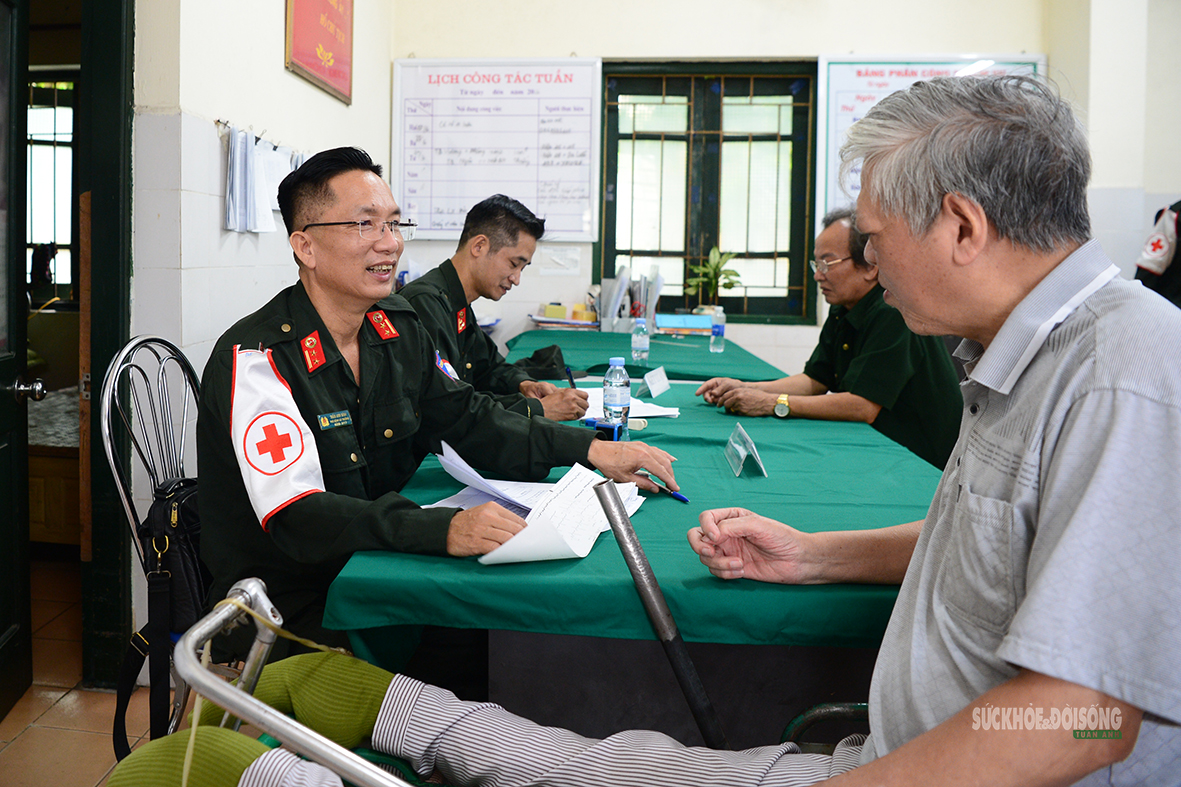 Nghĩa tình người lính trong chương trình thăm thương , bệnh binh năm 2026 - Ảnh 4. Nghĩa tình người lính trong chương trình thăm thương , bệnh binh năm 2026 - Ảnh 4.