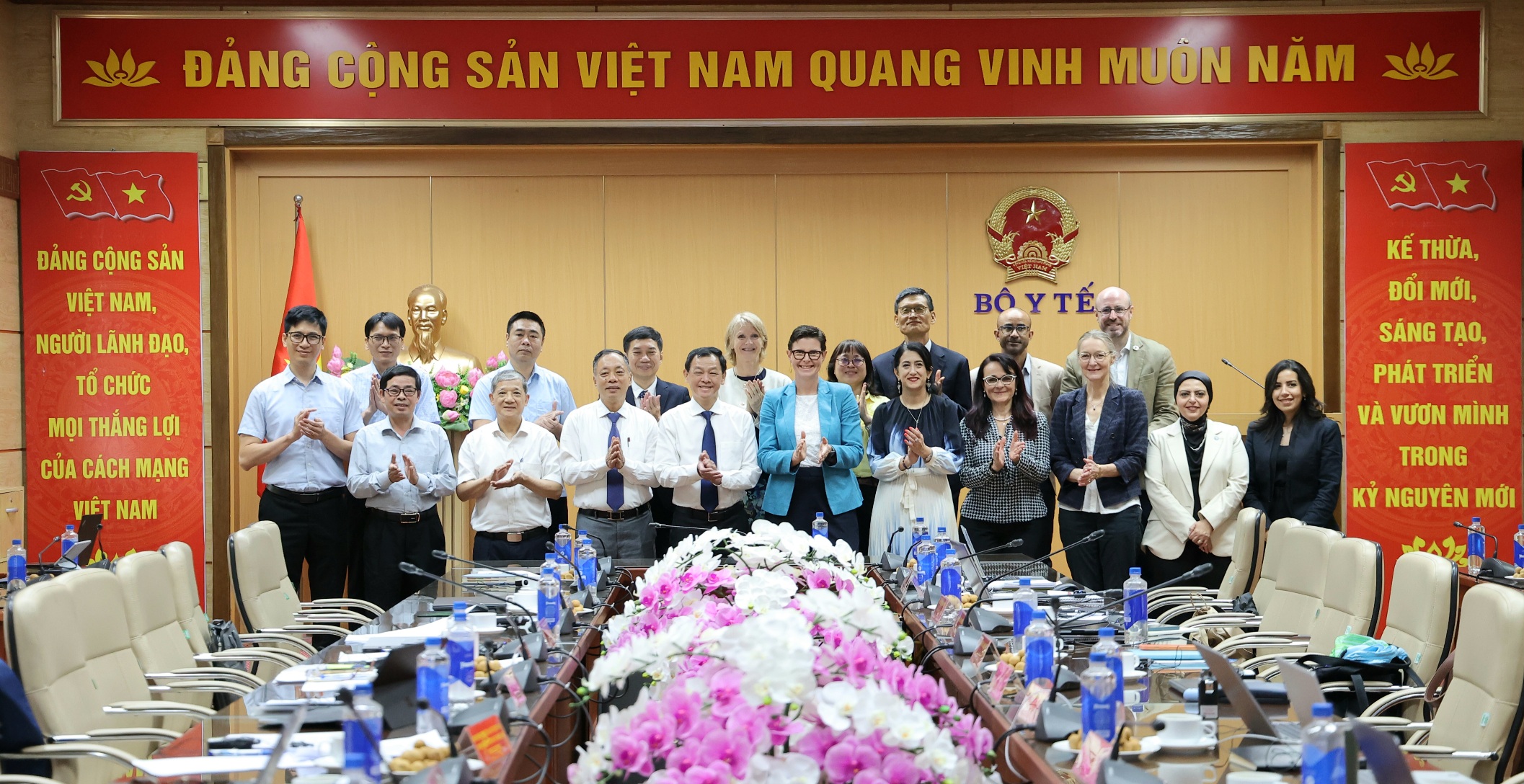 WHO đánh giá hệ thống quản lý quốc gia Việt Nam về thuốc và vắc xin NRA - Ảnh 7. WHO đánh giá hệ thống quản lý quốc gia Việt Nam về thuốc và vắc xin NRA - Ảnh 7.
