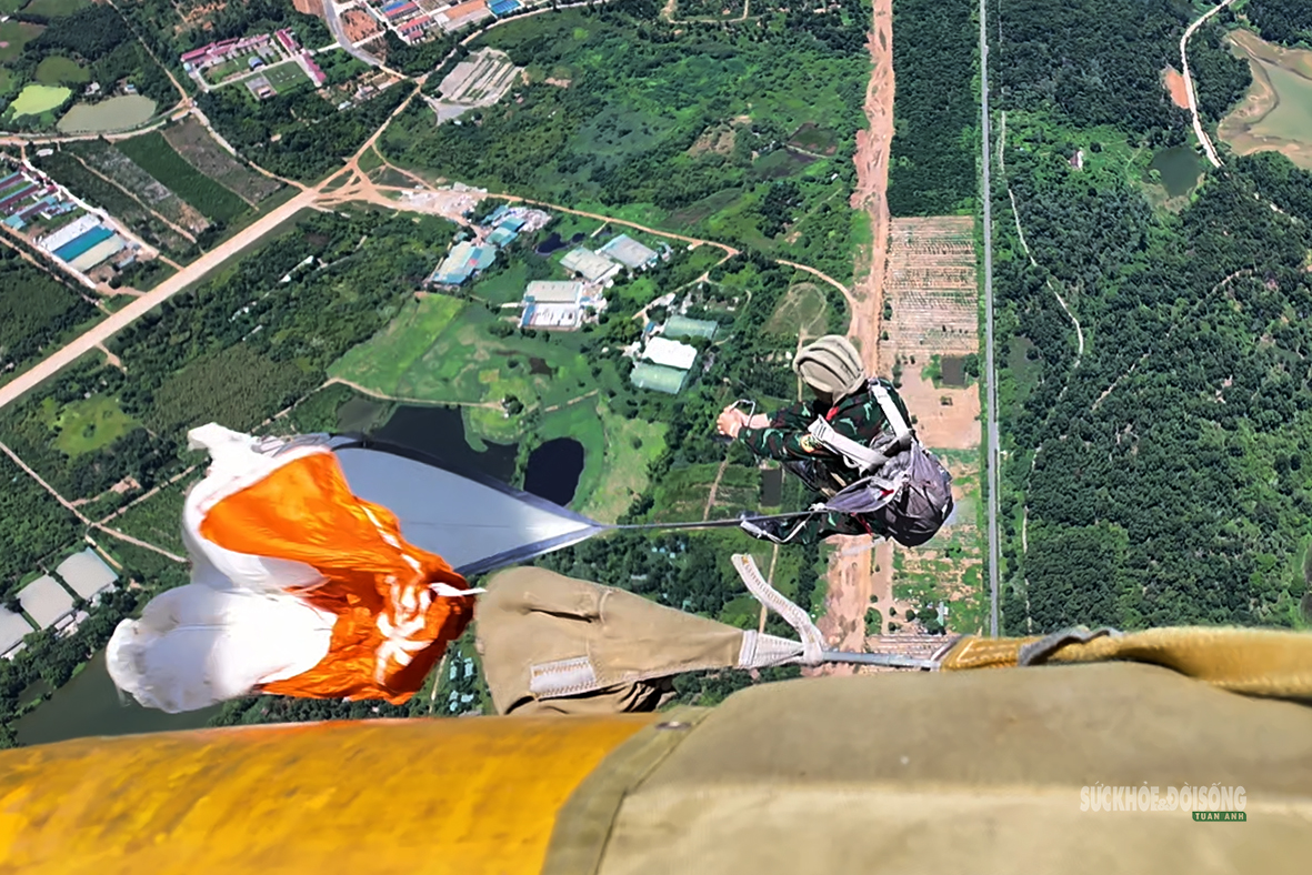 Đặc công rèn luyện bản lĩnh nhảy dù giữa bầu trời hòa Lạc năm 2026 - Ảnh 4. Đặc công rèn luyện bản lĩnh nhảy dù giữa bầu trời hòa Lạc năm 2026 - Ảnh 4.