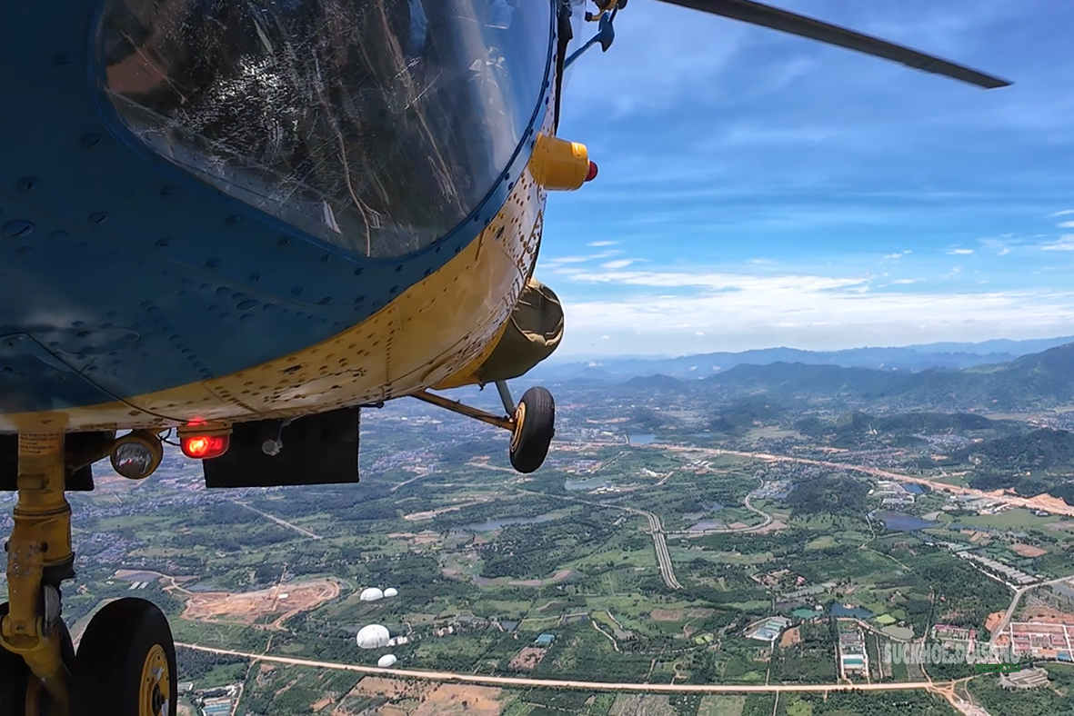 Đặc công rèn luyện bản lĩnh nhảy dù giữa bầu trời hòa Lạc năm 2026 - Ảnh 6. Đặc công rèn luyện bản lĩnh nhảy dù giữa bầu trời hòa Lạc năm 2026 - Ảnh 6.