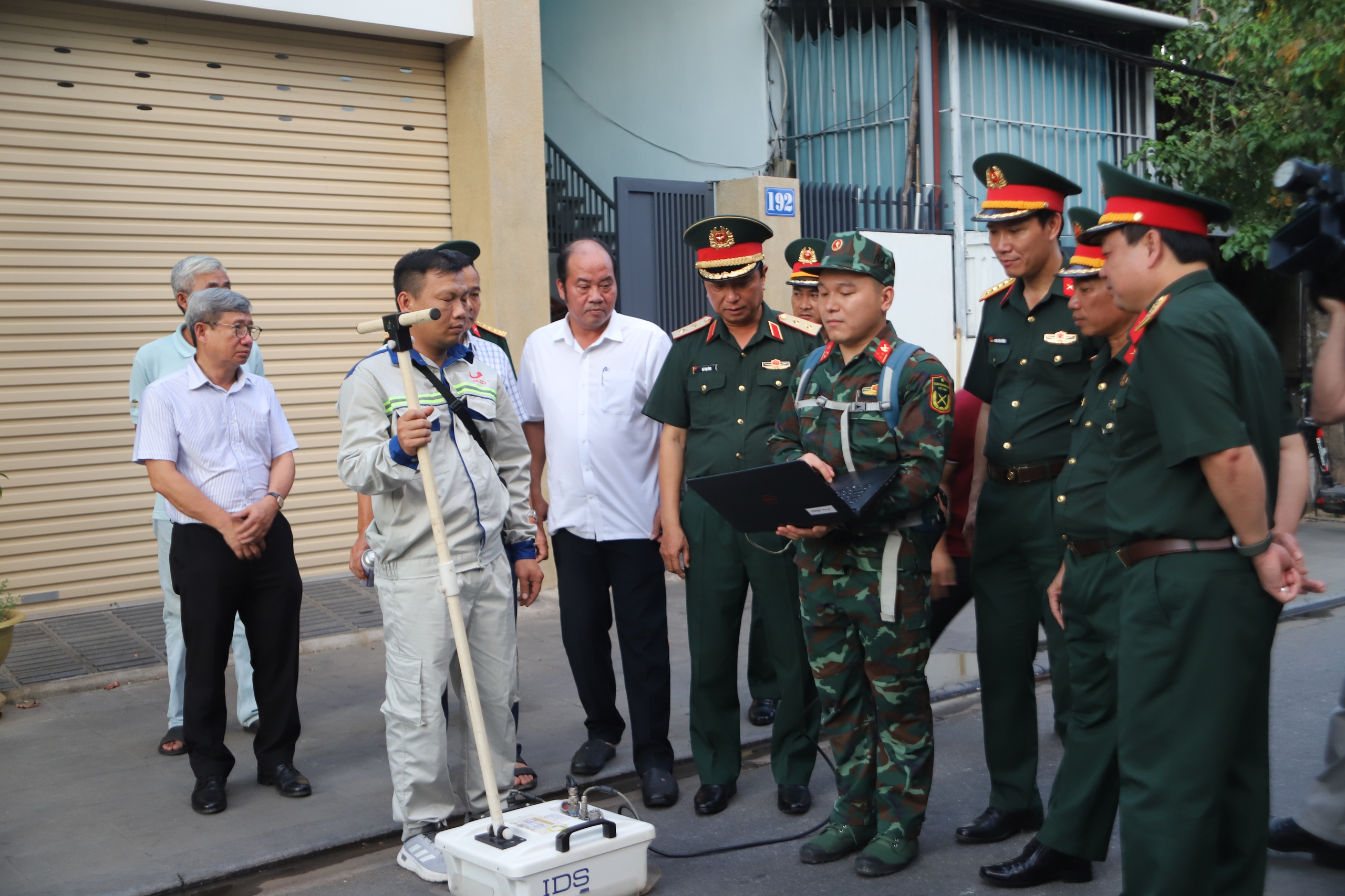 Cận cảnh khảo sát các điểm nghi có mộ tập thể liệt sĩ ở Huế bằng rađa xuyên đất- Ảnh 3.