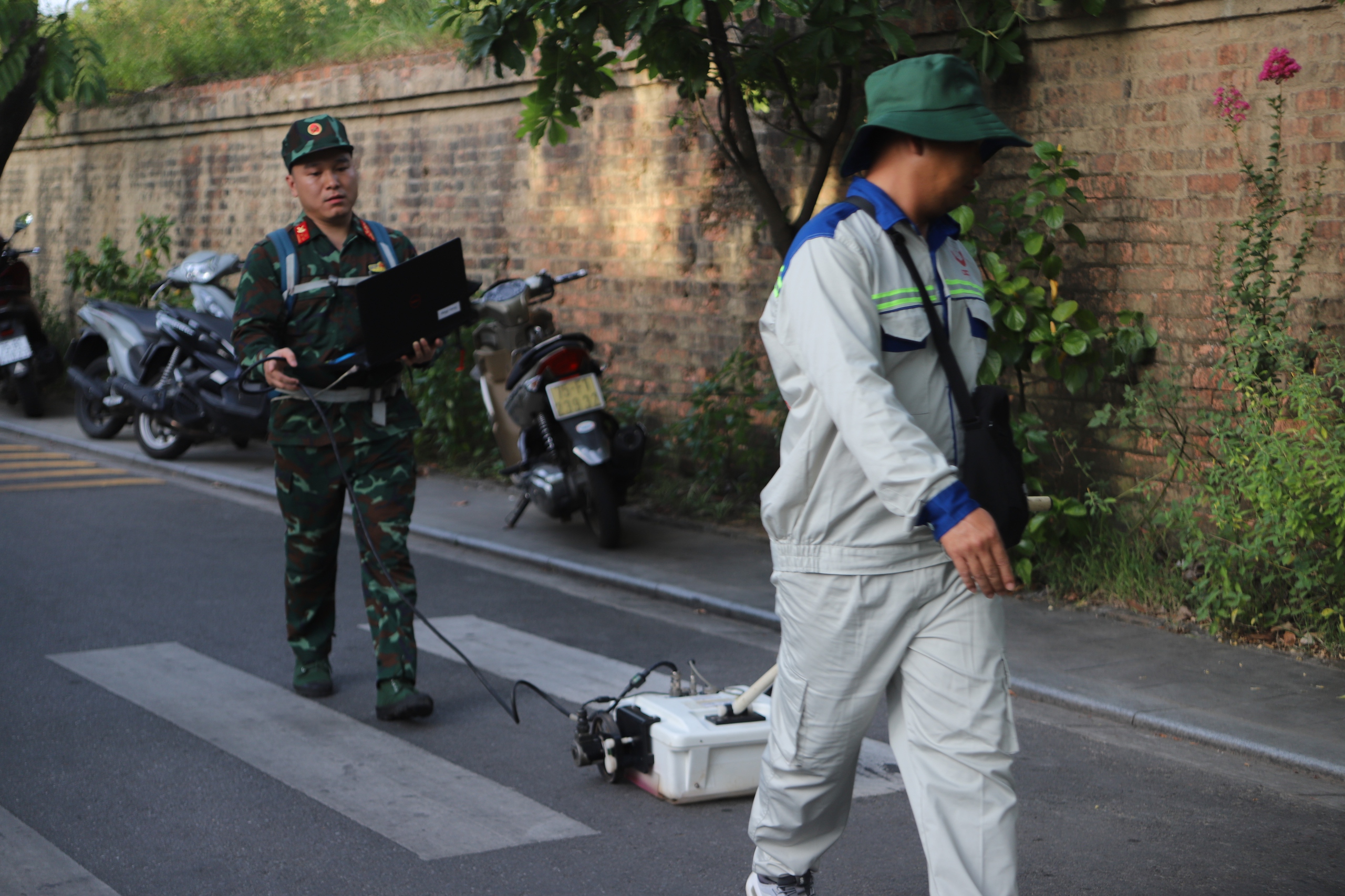 Cận cảnh khảo sát các điểm nghi có mộ tập thể liệt sĩ ở Huế bằng rađa xuyên đất- Ảnh 4.