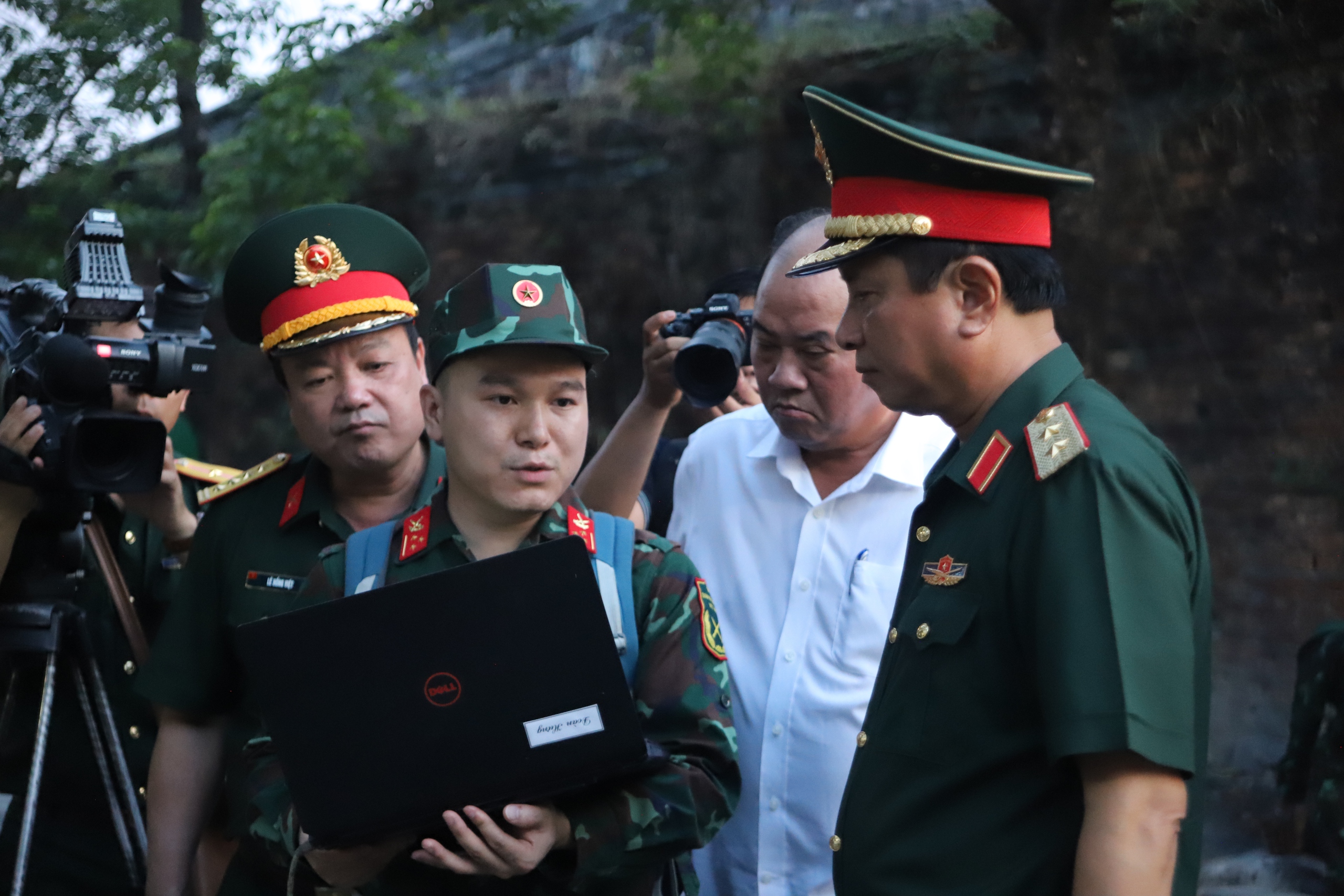 Cận cảnh khảo sát các điểm nghi có mộ tập thể liệt sĩ ở Huế bằng rađa xuyên đất- Ảnh 7.