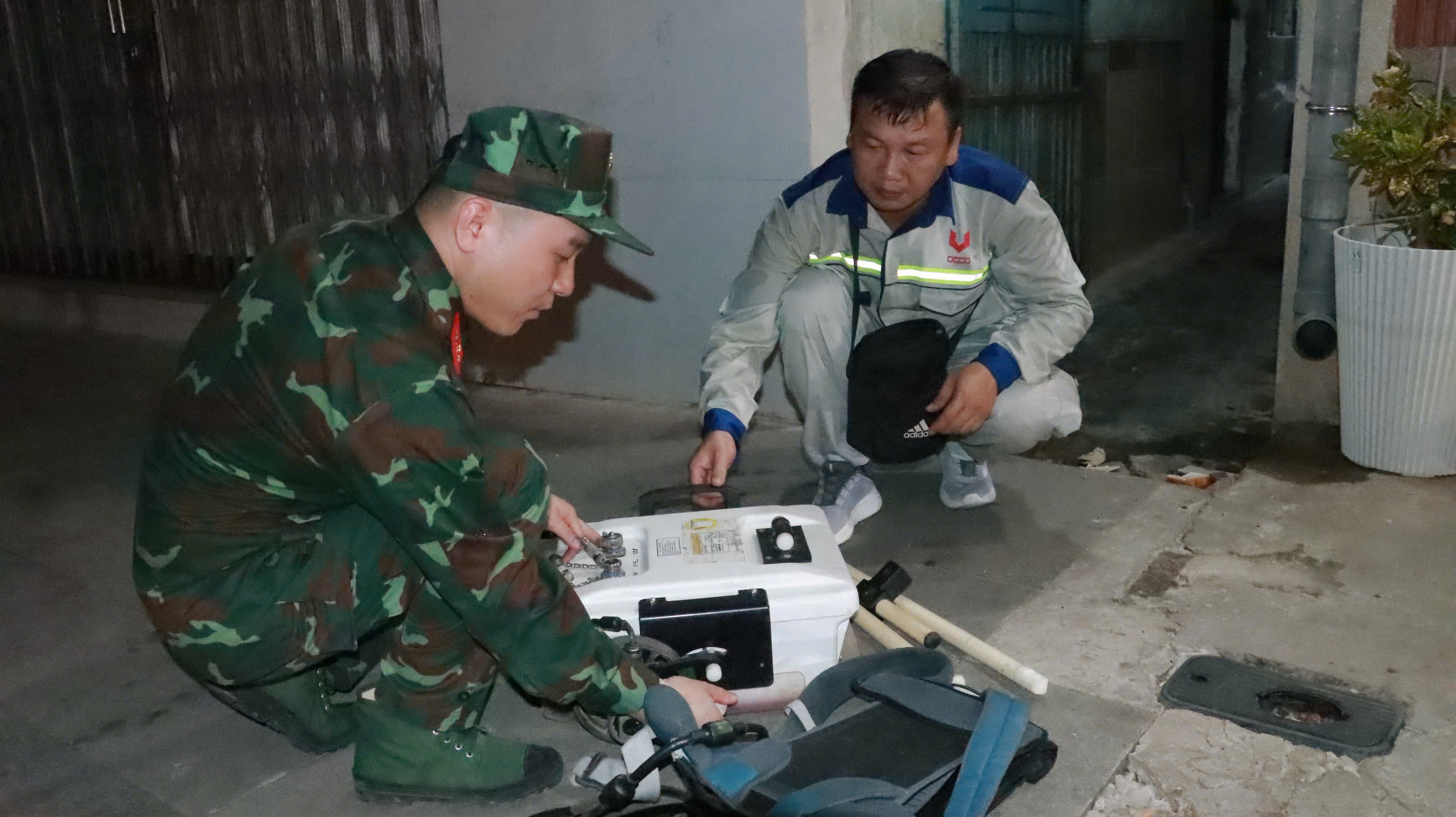 Cận cảnh khảo sát các điểm nghi có mộ tập thể liệt sĩ ở Huế bằng rađa xuyên đất- Ảnh 6.