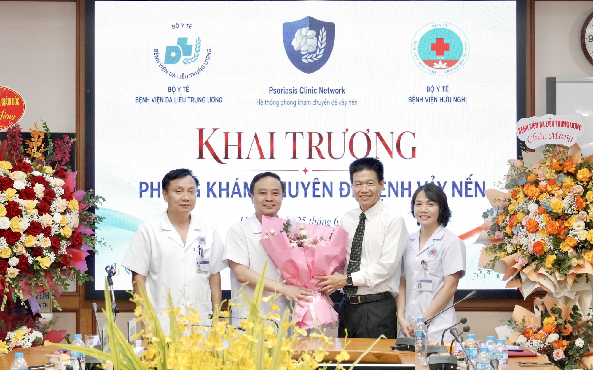 Tự tiêm corticoid chữa vảy nến, người đàn ông suy tuyến thượng thận - Ảnh 3.