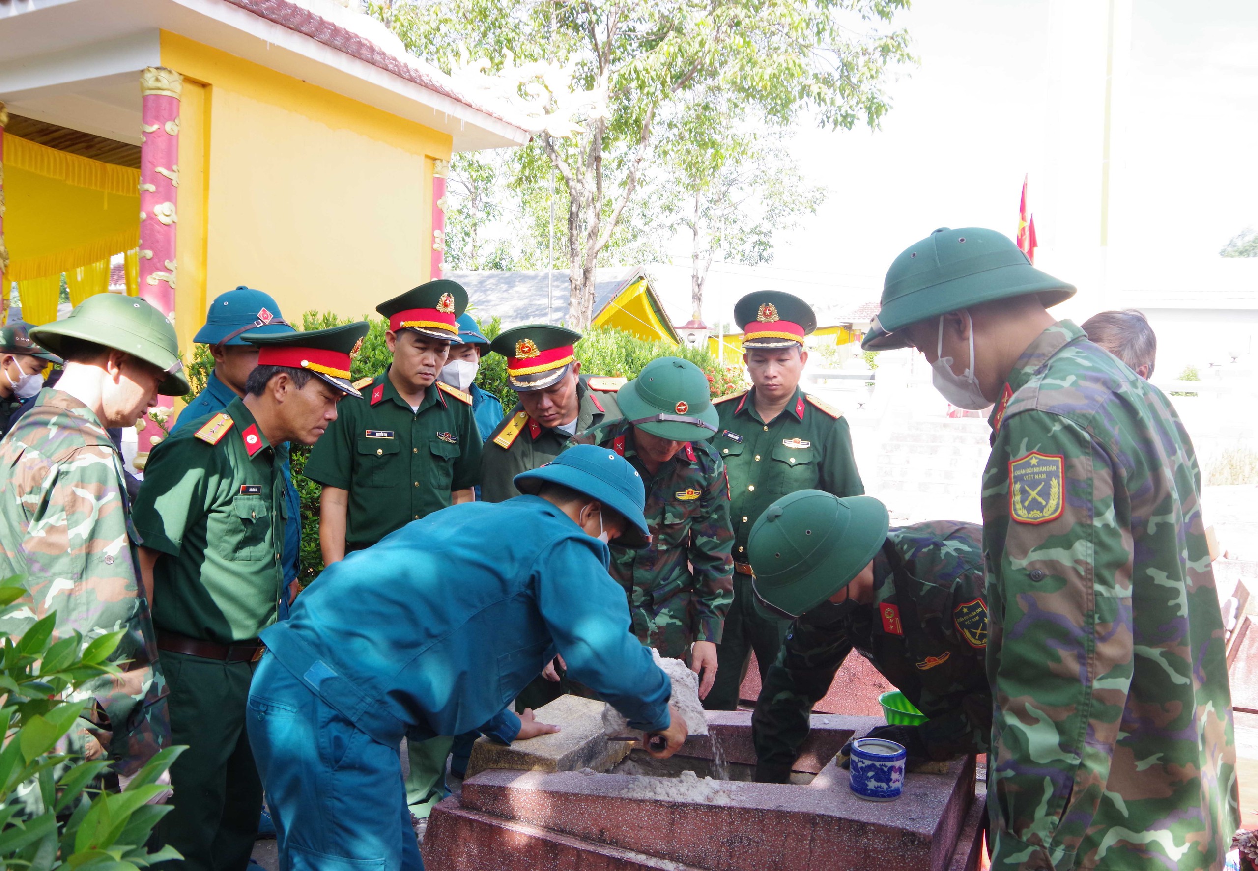 TP Huế hoàn thành lấy mẫu sinh phẩm tại 11 nghĩa trang liệt sĩ - Ảnh 2.